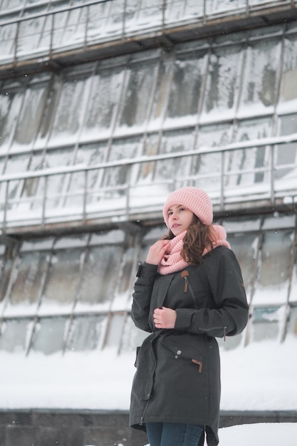 Photo full length of young woman standing in snow