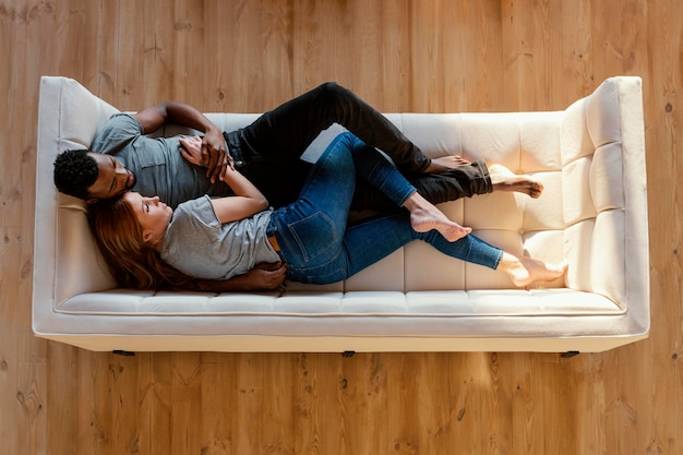 Photo full shot couple laying on couch