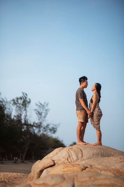 Photo full shot romantic couple in vacation