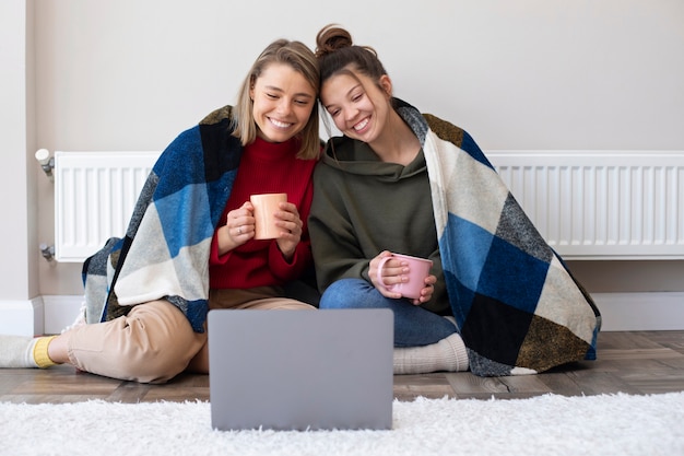 Photo full shot smiley women with laptop