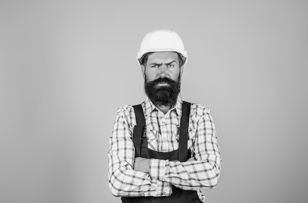 Photo funny bearded builder worker handyman builder in hardhat building concept builder foreman man in helmet studio portrait engineer worker in hardhat construction site manager