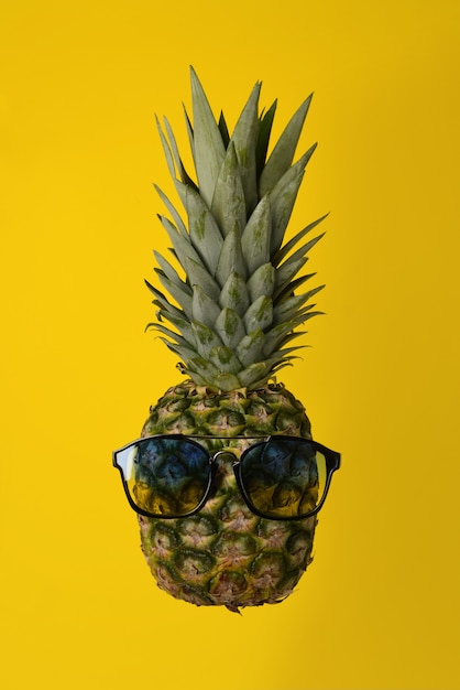 Photo funny pineapple with sunglasses