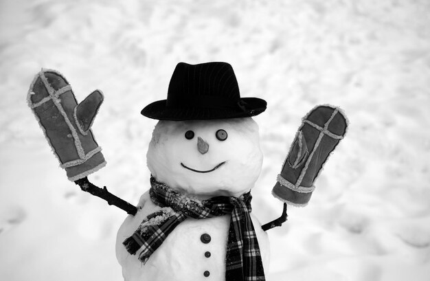 Photo funny snowmen happy smiling snow man on sunny winter day snow men happy snowman standing in winter christmas landscape christmas sale discounts