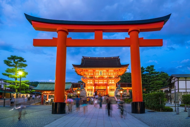 Photo fushimi inari shrine at twilight in kyoto japan