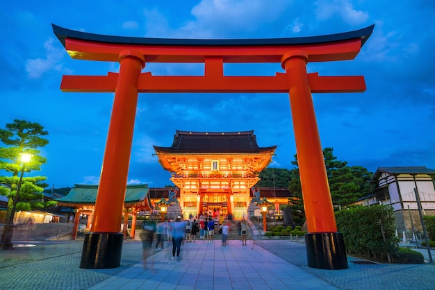 Photo fushimi inari shrine at twilight in kyoto