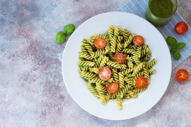 Photo fusilli pasta with green pesto sauce