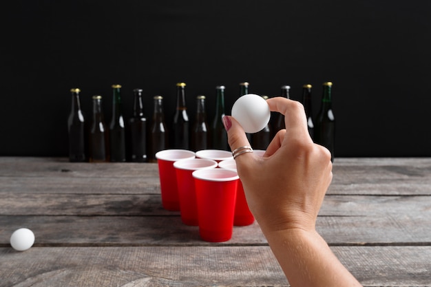 Photo game beer pong on wooden table