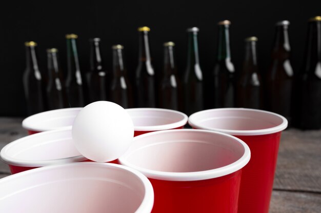 Photo game beer pong on wooden table