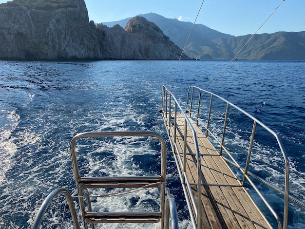 Photo gangway of ship over wake in sea