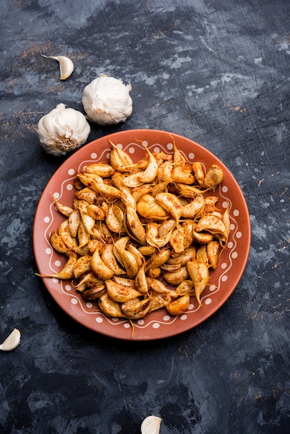 Garlic Fry or Tala Hua Lahsun in hindi, is a popular side dish or snacks from maharashtra, India