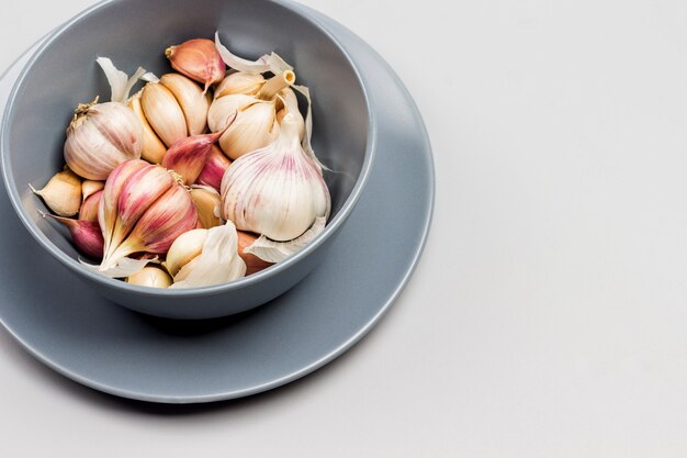 Garlic heads in gray bowl.