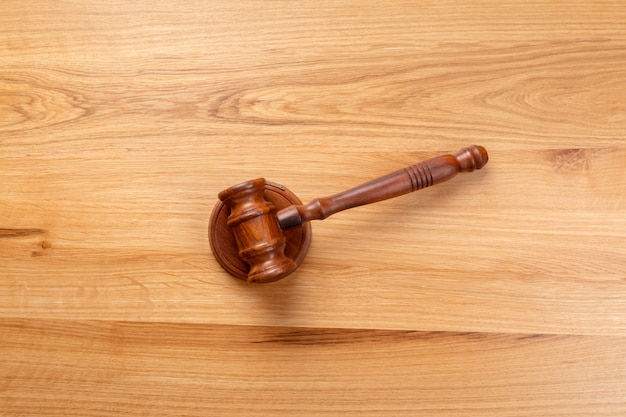 Photo gavel and block on desk