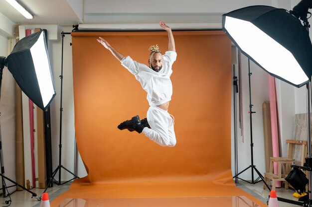 Photo gay man dancing in photo studio