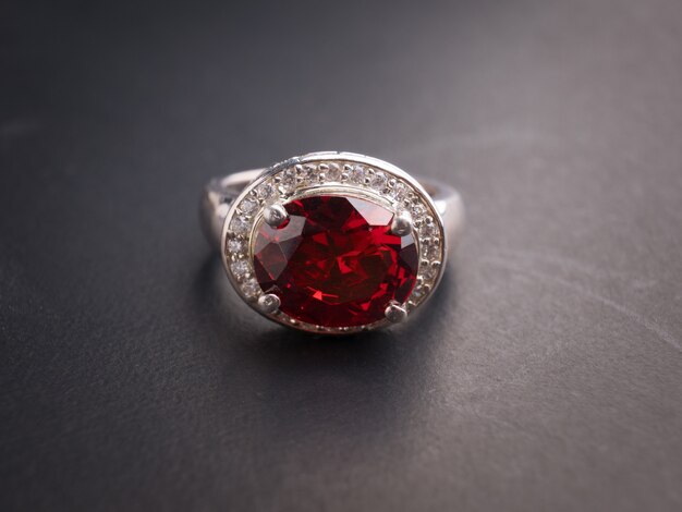 Photo gemstone ring on black table