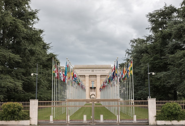 Photo geneva, switzerland - july 1, 2017: national flags at the entrance in un office at geneva, switzerland. the united nations was established in geneva in 1947 and is the second largest un office