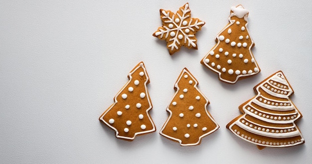 Photo gingerbread christmas cookies with festive glaze