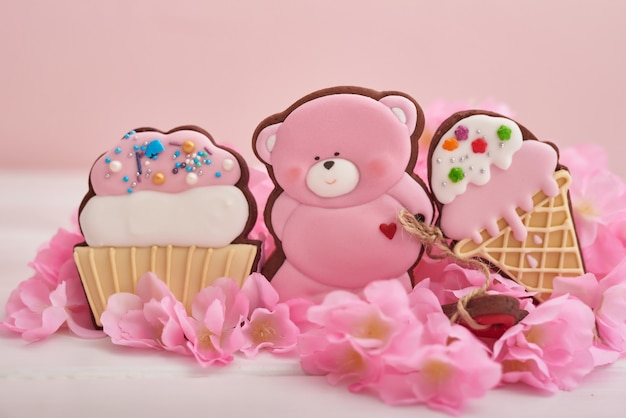 Gingerbread cookies with flowers. 