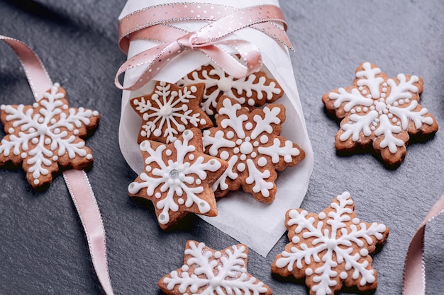 Gingerbread snowflakes cookies on napkin