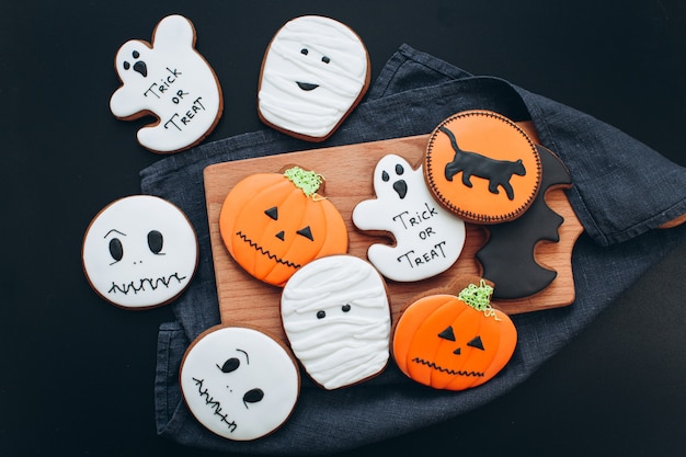 Gingerbreads for Halloween: Mummy, bat, pumpkin, ghost, black cat