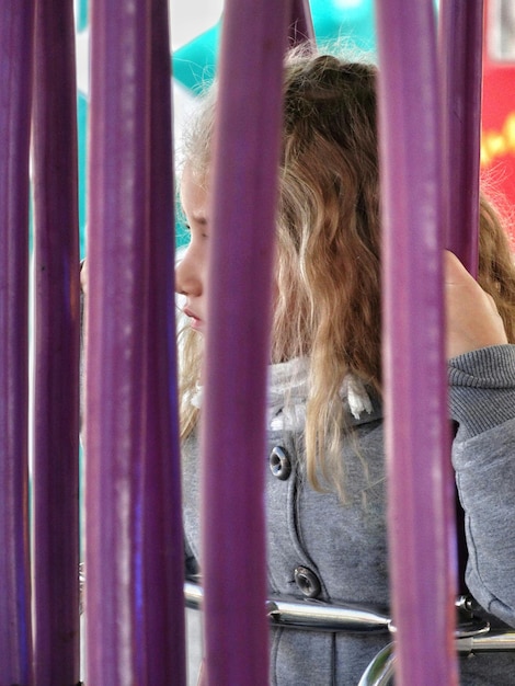 Photo girl enjoying ride at playground