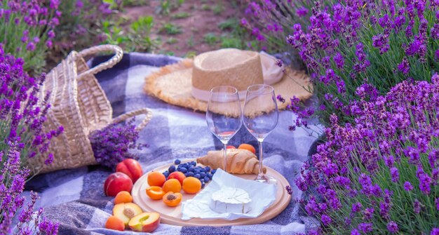 Photo a girl in a lavender field pours wine into a glass relaxation