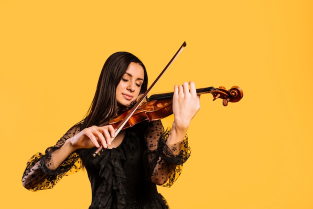 Girl playing the violin