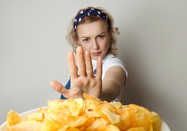 Photo the girl refuses junk food by saying no to chips