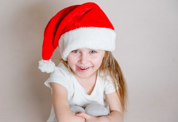 Photo girl in santa claus hat