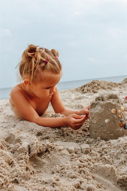 The girl sculpts sand beads