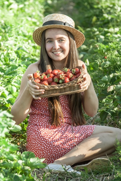 Photo girl in strawberry field