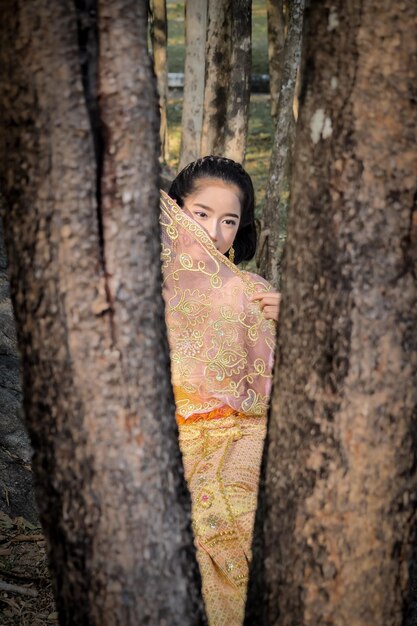 Photo girl in traditional clothing sitting at park