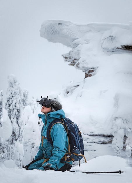 Photo girl in virtual reality glasses sits in the snow