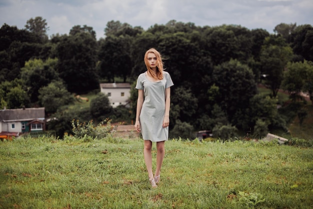 Photo girl walking barefoot on a green meadow