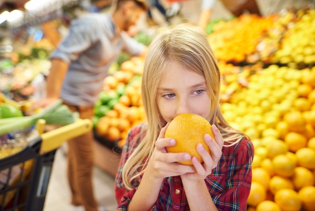 Girl wants to help parents while shopping