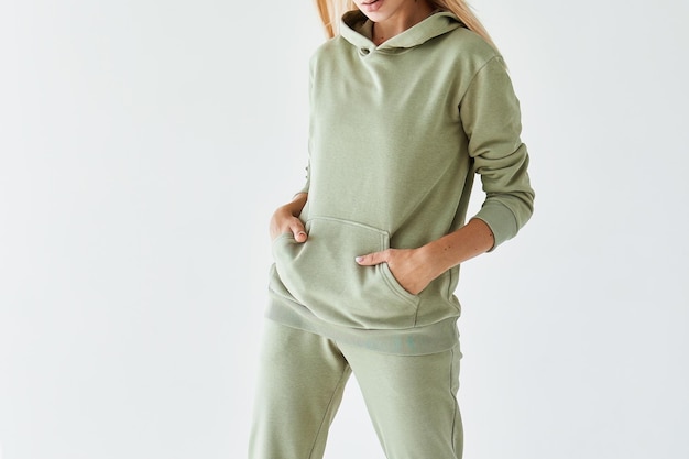 Photo girl wears a light green hoodie and pants horizontal studio shot for sports clothing sale casual elegance in green a model showcasing a stylish and comfortable outfit perfect for everyday wear