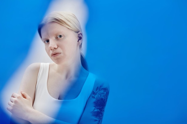 Photo girl with albinism posing in color blue