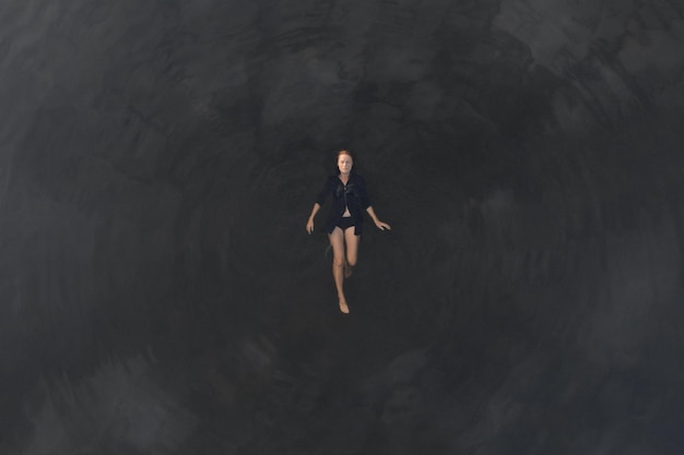 Photo girl with closed eyes lies on the water top view