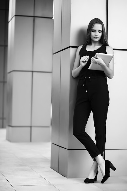 Photo girl with documents at a business meeting near a modern building