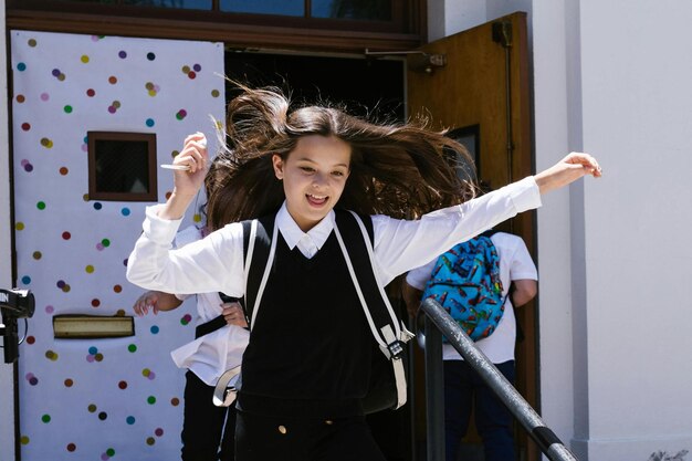 Photo a girl with her hair up in the air and a sign that says the word on it