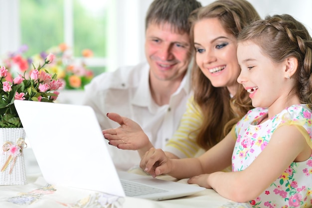 Photo girl with mother and father drawing at home