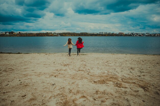 Photo girlfriends on the beach