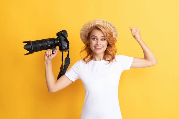 Photo glad woman in straw hat photographing girl hold photo camera amateur and professional photography summer shooting session photoshoot photographic work taking pictures female photographer