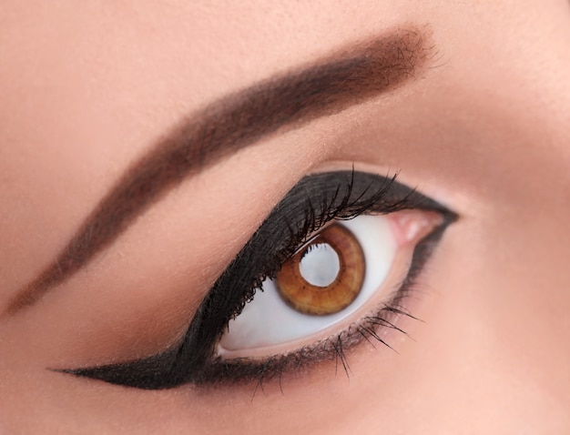 Glamour black eye make up with wide arrow