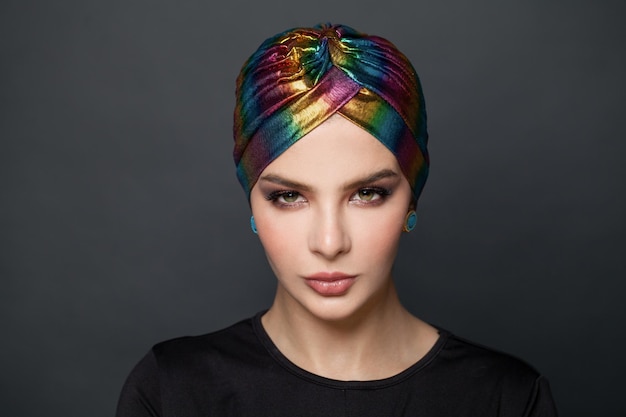 Photo glamour woman in a turban on black background