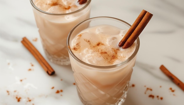 Photo a glass of iced tea with cinnamon sticks and cinnamon sticks