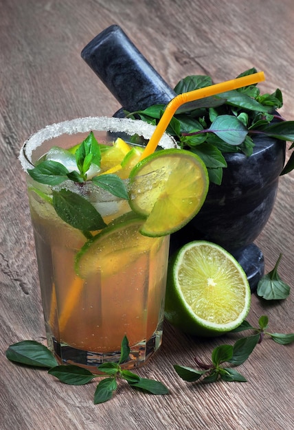 A glass of iced tea with limes and limes.