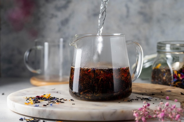 Photo a glass pitcher of tea being poured into a glass pitcher.