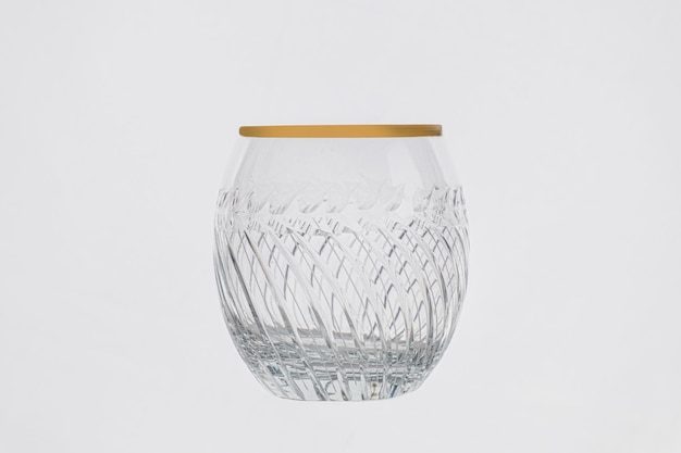 Photo a glass vase with a gold rim that says  e  on it