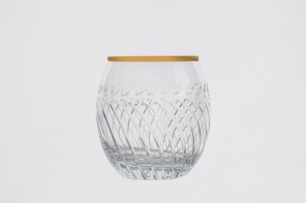 Photo a glass vase with a gold rim that says  e  on it