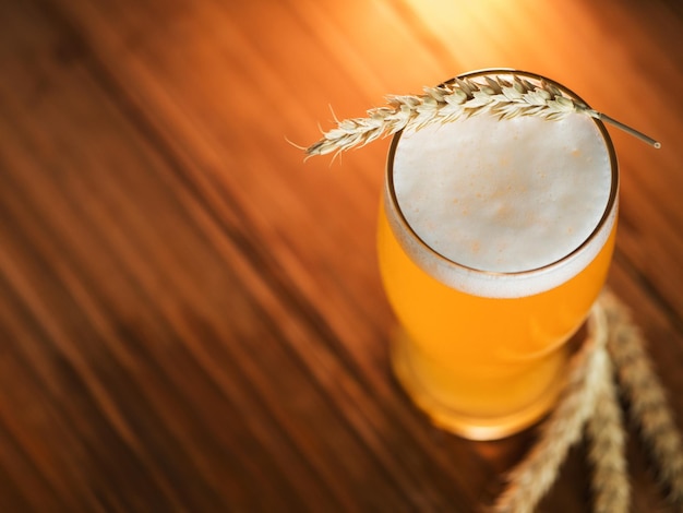 Photo a glass of wheat beer on a wooden table top view